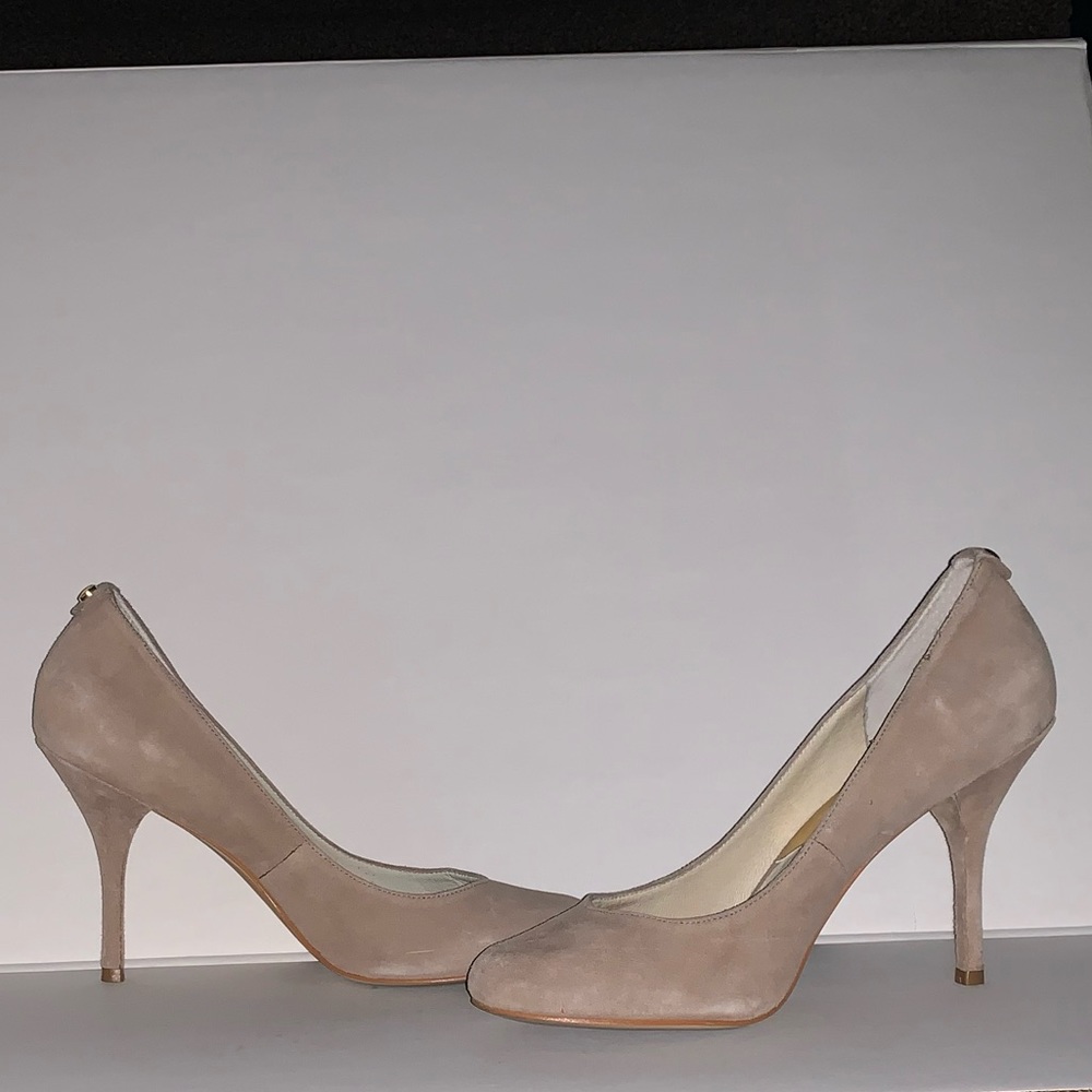 ⭐️ Michael Kors Faux Suede Pump